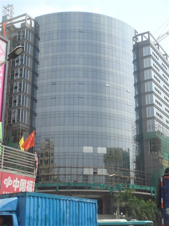 民治大廈商業樓隱框玻璃幕墻與明框玻璃幕墻工程